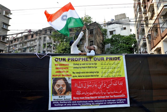 Protes menuntut penangkapan anggota Partai Bharatiya Janata (BJP) Nupur Sharma atas komentarnya yang menghujat Nabi Muhammad, di Kolkata, India, Selasa (7/6/2022). Foto: Rupak De Chowdhuri/Reuters