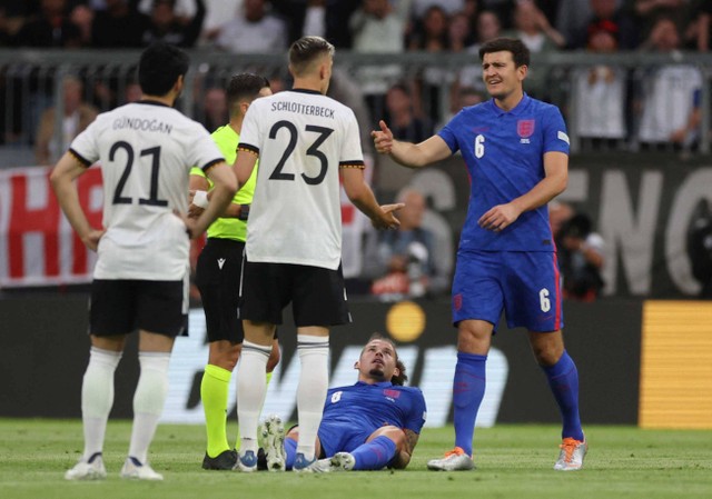 Reaksi Kalvin Phillips dari Inggris setelah mengalami cedera saat pertandingan UEFA Nations League di Allianz Arena, Munich, Jerman. Foto: Lee Smith/Reuters