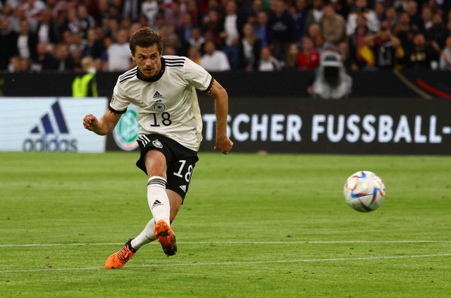 Pemain Jerman Jonas Hofmann mencetak gol pertama mereka sebelum kemudian dianulir saat pertandingan UEFA Nations League di Allianz Arena, Munich, Jerman. Foto: Kai Pfaffenbach/Reuters