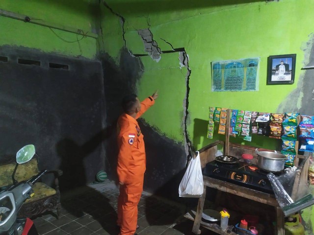 Rumah di Desa Kajen, Kecamatan Lebaksiu, Kabupaten Tegal rusak akibat bencana alam tanah bergerak.