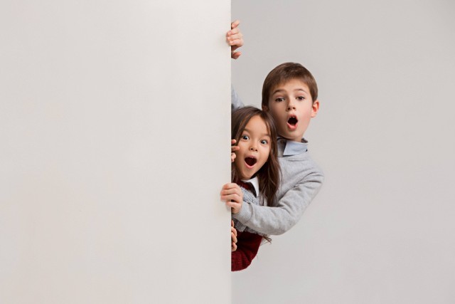 sumber: https://www.freepik.com/free-photo/banner-with-surprised-children-peeking-edge_8821777.htm
