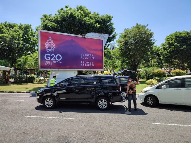 Billboard Presidensi G20 Indonesia di area keberangkatan domestik Bandar Udara I Gusti Ngurah Rai. Dok. Pribadi.