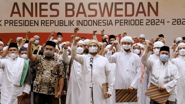 Sejumlah relawan dari Majelis Sang Presiden membacakan deklarasi dukungan kepada Anies Baswedan sebagai Presiden RI 2024-2029 di Hotel Bidakara Pancoran, Jakarta Selatan, Selasa (8/6/2022). Foto: Iqbal Firdaus/kumparan