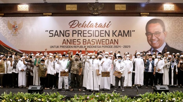 Sejumlah relawan dari Majelis Sang Presiden membacakan deklarasi dukungan kepada Anies Baswedan sebagai Presiden RI 2024-2029 di Hotel Bidakara Pancoran, Jakarta Selatan, Selasa (8/6/2022). Foto: Iqbal Firdaus/kumparan