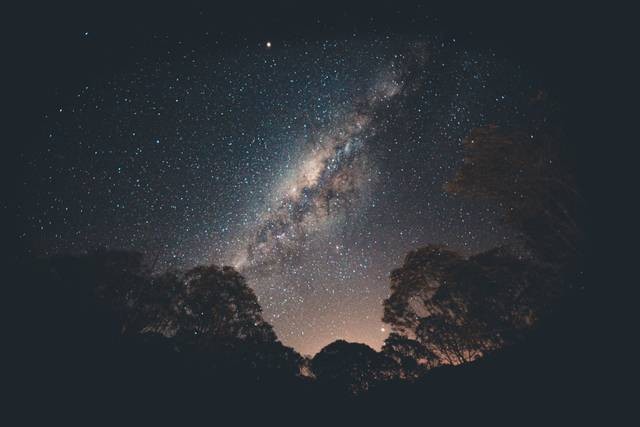Ilustrasi pemandangan dari atas bukit menjadi favorit wisatawan. Foto: Pexels