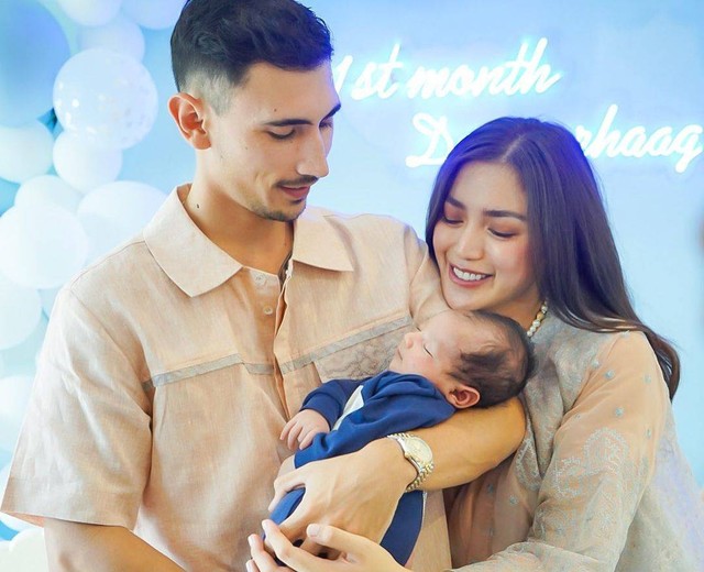 Jessica Iskandar dan Vincent Verhaag bersama anak mereka, Don Azaiah Jan Verhaag. Foto: Instagram/@titi_kamall