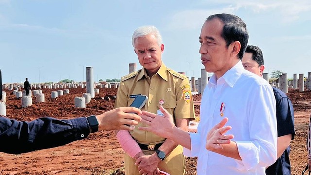 Presiden Jokowi didampingi Gubernur Jawa Tengah Ganjar Pranowo saat mengunjungi Kawasan Industri Terpadu Batang (KITB) di Kabupaten Batang, Jawa Tengah, Rabu (8/6/2022). Foto: Biro Pers Sekretariat Presiden