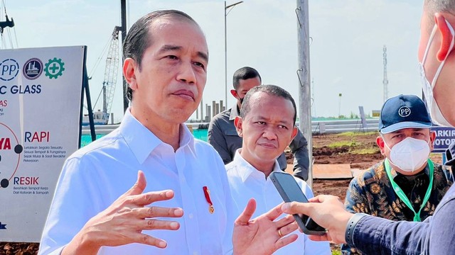 Presiden Jokowi saat mengunjungi Kawasan Industri Terpadu Batang (KITB) di Kabupaten Batang, Jawa Tengah, Rabu (8/6/2022). Foto: Biro Pers Sekretariat Presiden