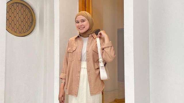 Ilustrasi style outfit hijab dengan kemeja. Foto: Instagram.com/nadinazti