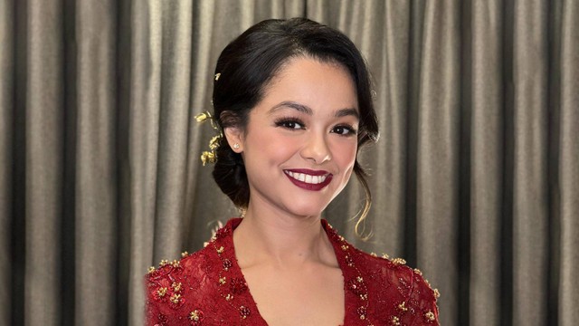 Tampilan Mutiara Baswedan, anak Anies Basweda pakai kebaya merah saat lamaran. Foto: Instagram/@mutiarabaswedan