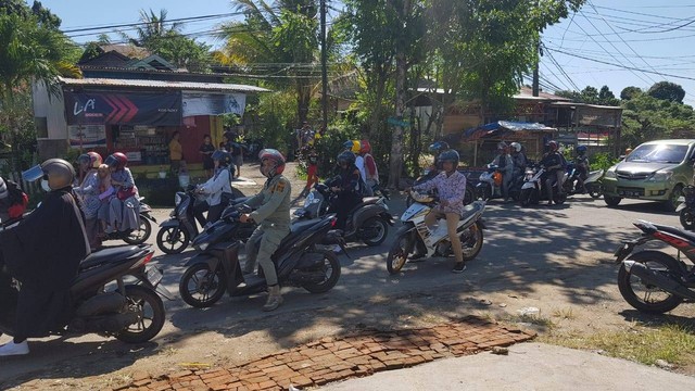 Warga pesisir Mamuju berupaya ke tempat-tempat tinggi. Kredit foto: Sulbarkini