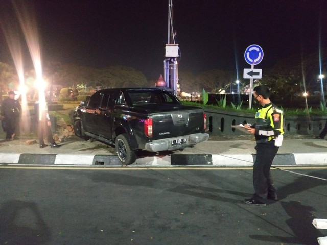 Petugas mengevakuasi mobil yang terlibat kecelakaan tunggal dan menabrak tembok Bundaran Tugu Kota Malang. foto/Satlantas Polresta Malang Kota