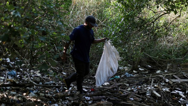 Sebagai ilustrasi: Nelayan Naldo Alves da Silva membawa karung sambil mengumpulkan sampah di Ilha do Governador, negara bagian Rio de Janeiro, Brasil, Senin (6/6/2022). Foto: Pilar Olivares/REUTERS