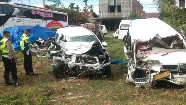 Minibus Mitsubishi L300 dan mobil Daihatsu Xenia yang terlibat kecelakaan di Jalan Banda Aceh-Medan, Gampong Tumbo Baro, Kecamatan Kuta Malaka, Kabupaten Aceh Besar, Rabu (8/6/2022). Foto: Dok. Ditlantas Polda Aceh