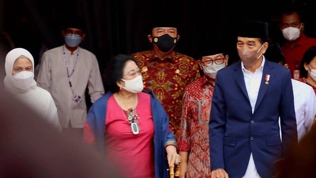 Presiden Jokowi bersama Iriana Jokowi dan Megawati Soekarnoputri tiba di Masjid At Taufiq, Lenteng Agung, Rabu (8/6/2022). Foto: DPP PDIP