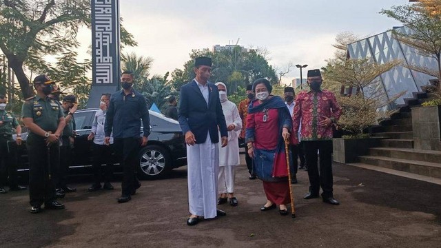 Presiden Joko Widodo bersama Ibu Iriana Joko Wododo dan Presiden RI ke-5 Megawati Soekarnoputri usai meresmikan Masjid At-Taufiq di Lenteng Agung, Jakarta. Rabu (8/6).
Foto: Annisa Thahira Madina/kumparan