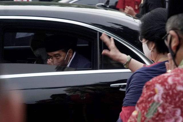 Momen Presiden Jokowi dan Megawati di Halaman Masjid At Taufiq, Lenteng Agung, Rabu (8/6/2022). Foto: Iqbal Firdaus/kumparan