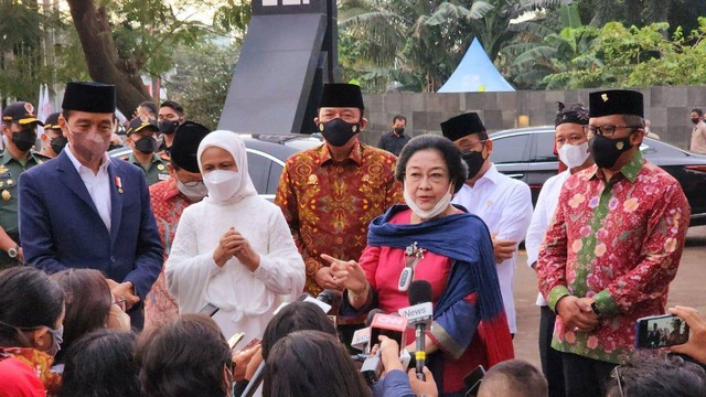 Presiden Joko Widodo bersama Ibu Iriana Joko Wododo dan Presiden RI ke-5 Megawati Soekarnoputri usai meresmikan Masjid At-Taufiq di Lenteng Agung, Jakarta. Rabu (8/6).
 Foto: Annisa Thahira Madina/kumparan