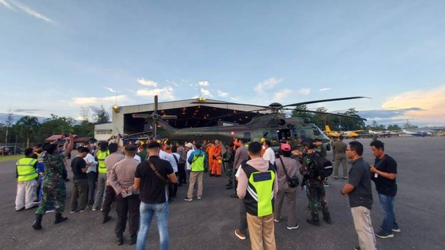 Helikopter Caracal TNI AU yang digunakan dalam proses evakuasi korban selamat kecelakaan helikopter di Mimika. (Foto Satgas Damai Cartensz)