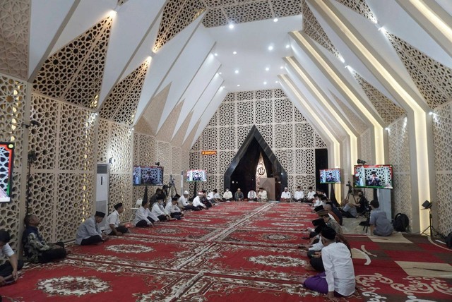 Suasana tahlilan Haul ke-9 Taufiq Kiemas di Masjid At Taufiq, di kawasan Lenteng Agung, Jakarta Rabu (8/6). Foto: Iqbal Firdaus/kumparan