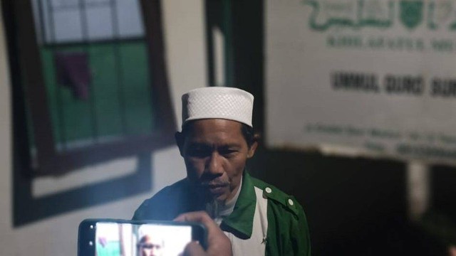 Amir Khilafatul Muslimin wilayah Surabaya Raya Aminuddin Mahmud memberikan keterangan kepada wartawan terkait penggeledahan kantor Sekretariat Khilafatul Muslimin Surabaya oleh Polda Jatim, Rabu (8/6/2022). Foto: Farusma Okta Verdian/kumparan