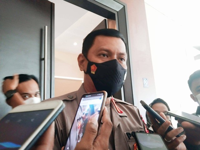 Kabid Humas Polda Lampung Kombes Pol Zahwani Pandra Arsyad saat ditemui usai Konferensi Pers. | Foto: Bella Sardio/Lampung Geh
