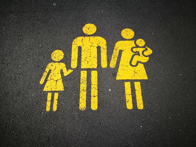 Peran penting keluarga untuk pembentukan karakter anak. Foto: Dok. Sandy Millar unsplash.com