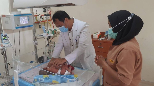 Bayi kembar siam saat dirawat di RSUP Adam Malik Medan. Foto: Dok. Istimewa