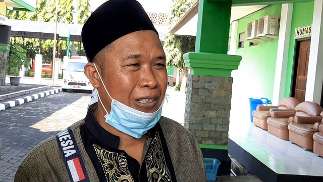 Jemaah calon haji asal Pati yang tertunda keberangkatannya, Loso Muksan Sirah (54). FOTO: Fernando Fitusia