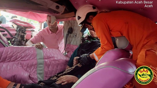Tim Rescue Basarnas Banda Aceh membantu evakuasi penumpang minibus Mitsubishi L300 yang terjepit akibat tabrakan dengan mobil Daihatsu Xenia di Aceh Besar, Rabu (8/6/2022). Foto: Dok. Basarnas Banda Aceh
