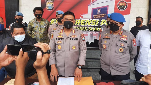 Kapolrestabes Makassar, Kombes Pol Budi Haryanto saat jumpa pers kasus penemuan tujuh janin dalam kotak makan di indekos di Kota Makassar. Foto: Dok. Istimewa