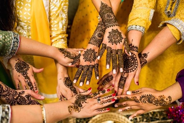 Cara bikin henna. Sumber: unsplash.com