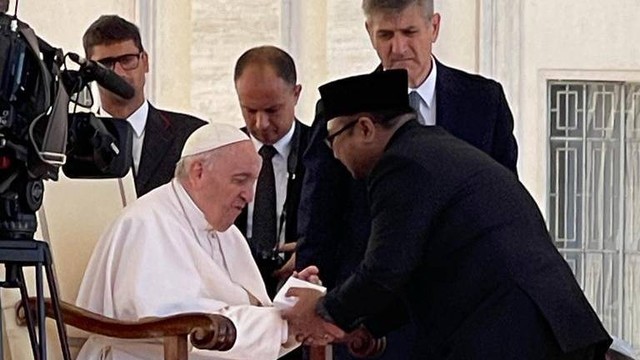 Menteri Agama Yaqut Cholil Qoumas beraudiensi dengan Paus Fransiskus di Vatikan, Rabu (8/6/2022). Foto: Kemenag RI