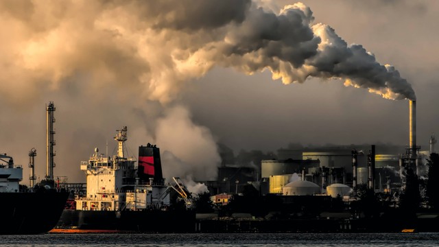 Ilustrasi pencemaran udara dari asap pabrik. Sumber : https://unsplash.com