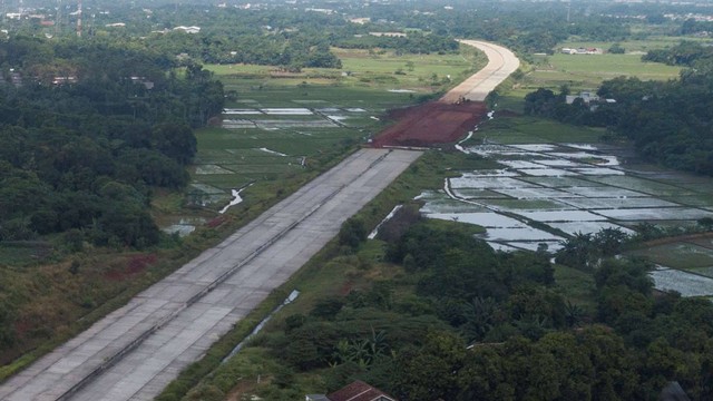 Foto udara pembangunan proyek jalan Tol Cimanggis-Cibitung seksi II di Setu, Kabupaten Bekasi, Jawa Barat, Rabu (8/6/2022). Foto: Fakhri Hermansyah/Antara Foto