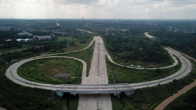 Foto udara pembangunan proyek jalan Tol Cimanggis-Cibitung seksi II di Setu, Kabupaten Bekasi, Jawa Barat, Rabu (8/6/2022). Foto: Fakhri Hermansyah/Antara Foto