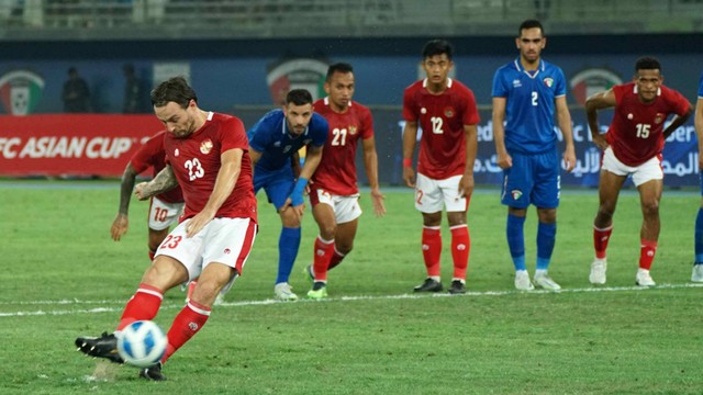 Pemain Timnas Indonesia Marc Klok (kiri) melakukan tendangan penalti ke arah gawang Timnas Kuwait di laga perdana Grup A Kualifikasi Piala Asia 2023 di Stadion Internasional Jaber Al Ahmad, Kuwait, Rabu (8/6/2022). Foto: Humas PSSI/Antara Foto