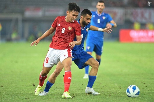 Pemain Timnas Indonesia duel dengan pemain Timnas Kuwait dalam laga perdana Grup A Kualifikasi Piala Asia 2023 di Stadion Internasional Jaber Al Ahmad, Kuwait, Rabu (8/6/2022). Foto: Instagram/@kuwaitfootball