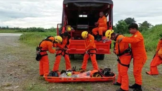 Tim SAR gabungan bersiap melakukan pencarian kepada seorang balita korban kecelakaan helikopter di Jila, Kabupaten Mimika. (Foto SAR Timika)