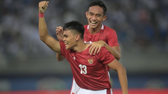 Selebrasi pemain Indonesia, Rachmat Irianto dan Rizky Ridho, saat melawan Kuwait. Foto: PSSI