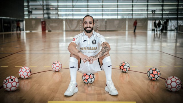 Pemain futsal Portugal Ricardo Filipe da Silva Braga alias 'Ricardinho' berpose saat sesi foto pada 19 Januari 2020 di Asnieres. Foto: STEPHANE DE SAKUTIN/AFP