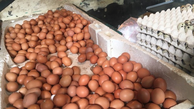 Ketersediaan telur ayam di Pasar Mede, Cilandak, Jakarta Selatan (9/6). 
 Foto: Galang/kumparan