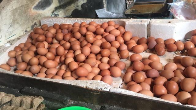 Ketersediaan telur ayam di Pasar Mede, Cilandak, Jakarta Selatan (9/6). 
 Foto: Galang/kumparan