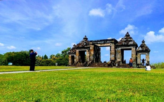 tiket masuk candi ratu boko. sumber foto :unsplash/lukas fitriaasi setiawan.