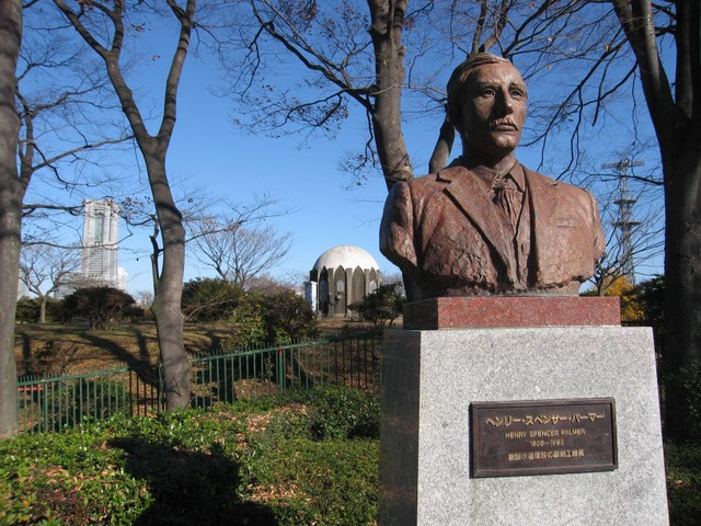 Patung Henry Spencer Palmer, Bapak SPAM Modern Jepang menandai 100 tahun operasional SPAM Yokohama. Sumber: wikimedia.org