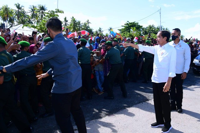 Presiden Joko Widodo menyapa masyarakat saat berkunjung ke Wakatobi, Kamis (9/6/2022). Foto: Muchlis Jr/Biro Pers Sekretariat Presiden