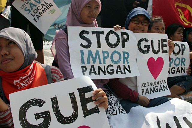 Aksi Pemuda Peduli Pangan untuk Menolak Impor Pangan Pada Tanggal 16 Oktober 2011 | Sumber: Koleksi Pribadi/Serikat Petani Indonesia 