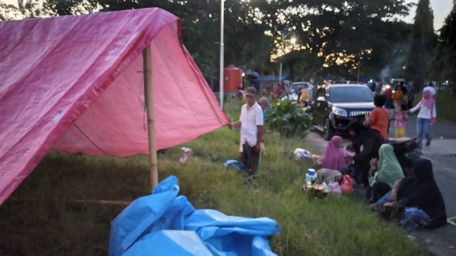 Warga Mamuju mendirikan tenda di kompleks Stadion Manakarra karena waspada gempa susulan. Foto: Saharuddin Nasrun/SulbarKini