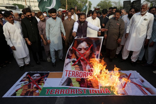 Anggota serikat pengemudi becak membakar representasi bendera nasional India dan gambar Nupur Sharma, di Karachi, Pakistan, Selasa, 6 Juni 2022. Foto: K.M. Chaudary/AP Photo