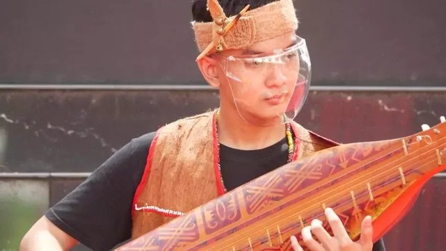 Ilustrasi bermain alat musik sampe khas suku Dayak. Foto: Pixabay